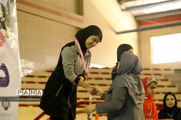 اهدای مدال روز اول و دوم مسابقات دو و میدانی دختران در شهرکرد