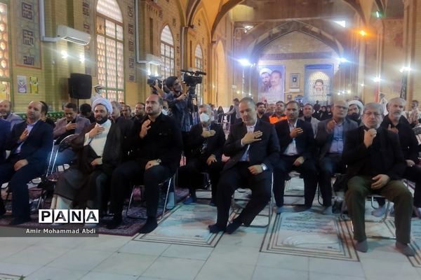 مراسم عطر افشانی وگلریزان مزار مطهر شهدای هشتم شهریور