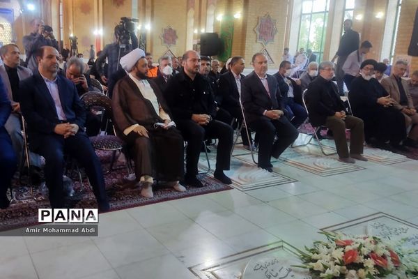 مراسم عطر افشانی وگلریزان مزار مطهر شهدای هشتم شهریور
