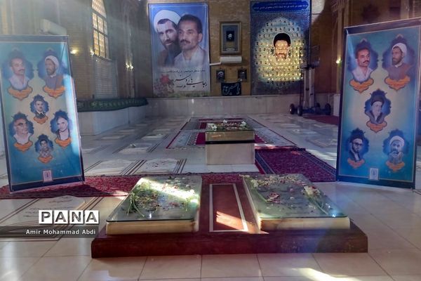 مراسم عطر افشانی وگلریزان مزار مطهر شهدای هشتم شهریور