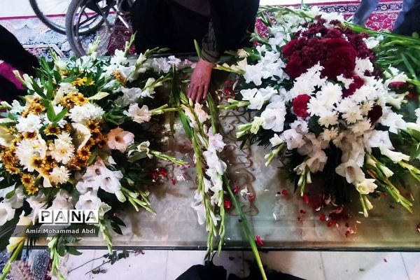 مراسم عطر افشانی وگلریزان مزار مطهر شهدای هشتم شهریور