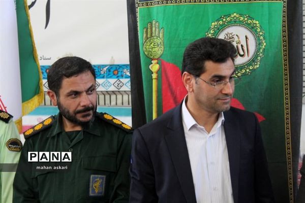 برپایی میز خدمت و تقدیر از کارمندان نمونه در گلوگاه