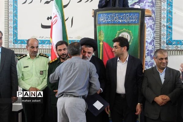 برپایی میز خدمت و تقدیر از کارمندان نمونه در گلوگاه