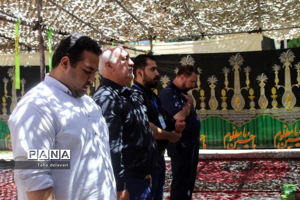 برپایی نماز جماعت در اردوی قطبی دانش آموزان