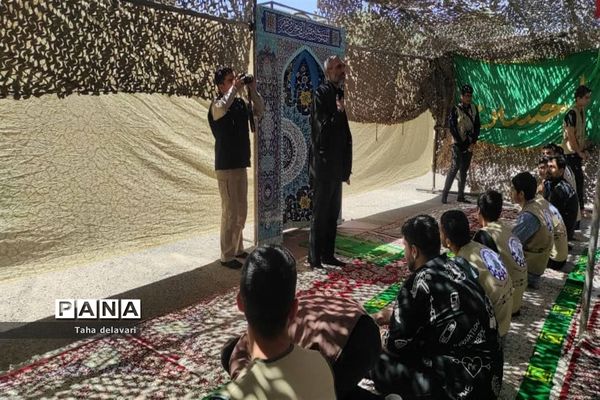 برپایی نماز جماعت در اردوی قطبی دانش آموزان