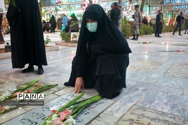 غبارروبی مزار شهدای قم با حضور کارکنان پدافند هوایی ارتش