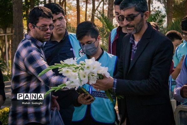 بازدید دانش‌آموزان شرکت‌کننده در اردوی قطبی از گلستان شهداء اصفهان