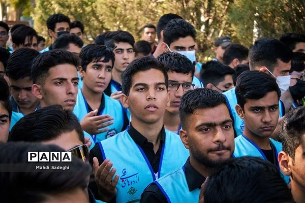 بازدید دانش‌آموزان شرکت‌کننده در اردوی قطبی از گلستان شهداء اصفهان