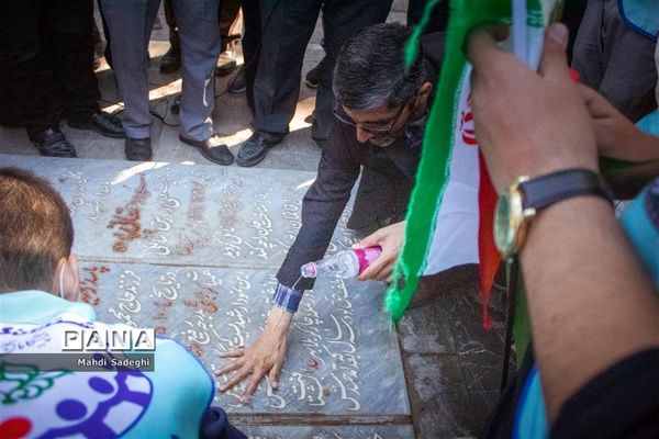 بازدید دانش‌آموزان شرکت‌کننده در اردوی قطبی از گلستان شهداء اصفهان