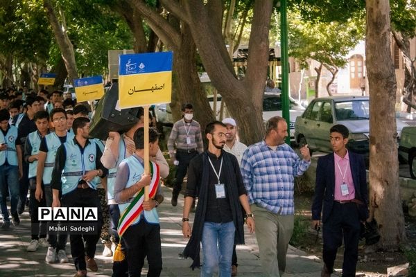 بازدید دانش‌آموزان شرکت‌کننده در اردوی قطبی از گلستان شهداء اصفهان