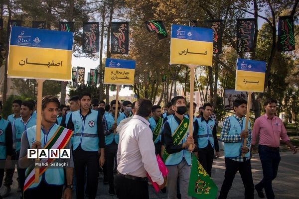 بازدید دانش‌آموزان شرکت‌کننده در اردوی قطبی از گلستان شهداء اصفهان