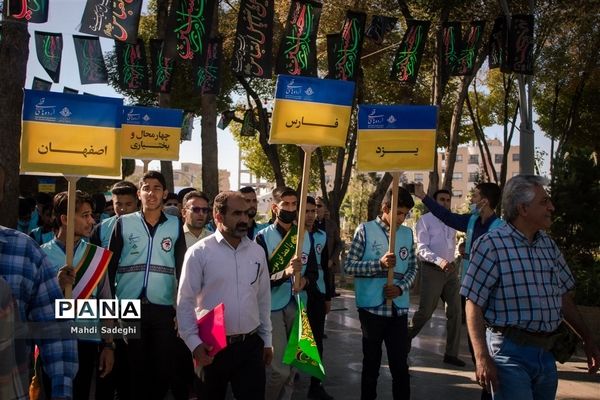 بازدید دانش‌آموزان شرکت‌کننده در اردوی قطبی از گلستان شهداء اصفهان