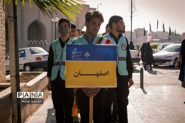 بازدید دانش‌آموزان شرکت‌کننده در اردوی قطبی از گلستان شهداء اصفهان