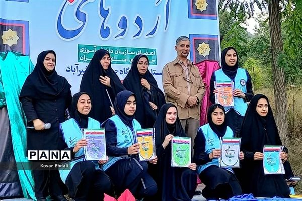 دریافت پرچم‌های افتخار خلاقیت و نوآوری  دیانت و معنویت و شور و نشاط توسط اعضای سازمان دانش‌آموزی گلستان‌