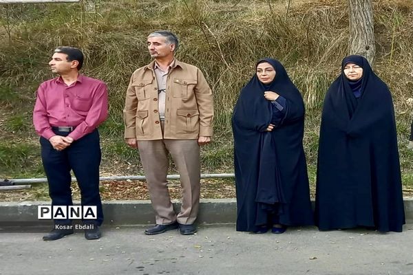دریافت پرچم‌های افتخار خلاقیت و نوآوری  دیانت و معنویت و شور و نشاط توسط اعضای سازمان دانش‌آموزی گلستان‌