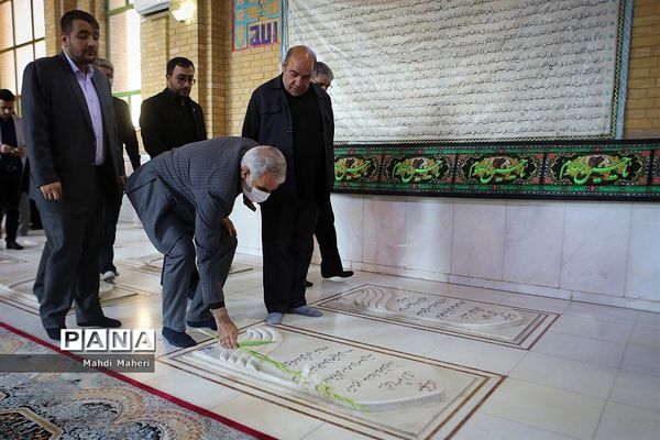 حضور وزیر آموزش و پرورش بر سر مزار شهیدان رجایی و باهنر