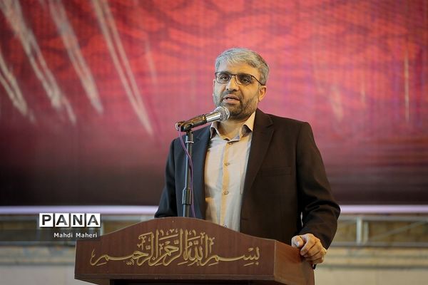 حضور وزیر آموزش و پرورش بر سر مزار شهیدان رجایی و باهنر