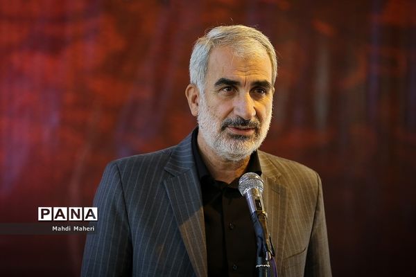 حضور وزیر آموزش و پرورش بر سر مزار شهیدان رجایی و باهنر