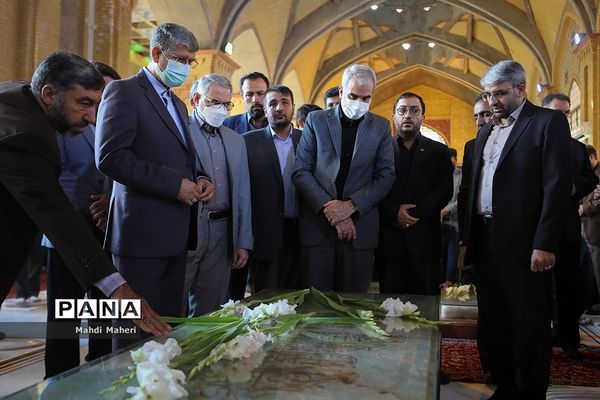 حضور وزیر آموزش و پرورش بر سر مزار شهیدان رجایی و باهنر