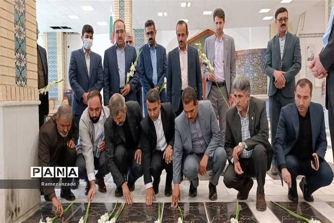 ادای احترام معاون پرورشی وفرهنگی وزارت آموزش وپرورش به ساحت شهدا