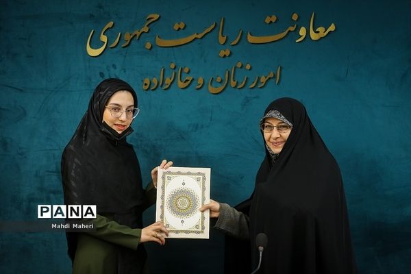 نشست معاون رئیس‌جمهوری در امور زنان و خانواده با رتبه‌های برتر کنکور سراسری