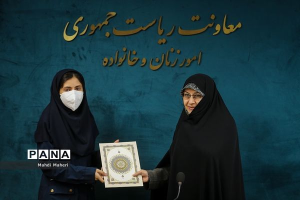 نشست معاون رئیس‌جمهوری در امور زنان و خانواده با رتبه‌های برتر کنکور سراسری