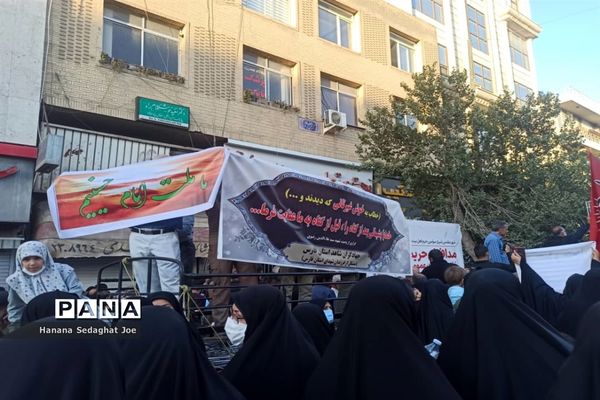 تجمع اعتراض‌آمیز در پاسخ اهانت به همسر و دختر شهید‌منصور خادم صادق در شیراز