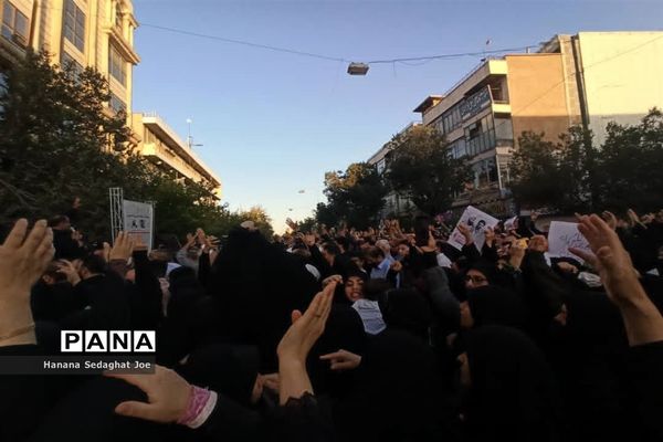 تجمع اعتراض‌آمیز در پاسخ اهانت به همسر و دختر شهید‌منصور خادم صادق در شیراز
