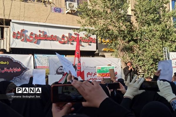 تجمع اعتراض‌آمیز در پاسخ اهانت به همسر و دختر شهید‌منصور خادم صادق در شیراز