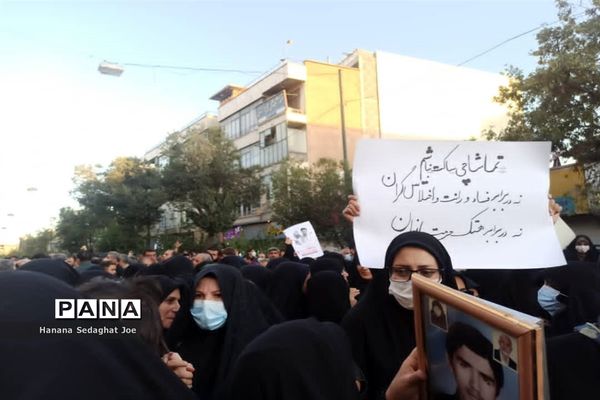 تجمع اعتراض‌آمیز در پاسخ اهانت به همسر و دختر شهید‌منصور خادم صادق در شیراز