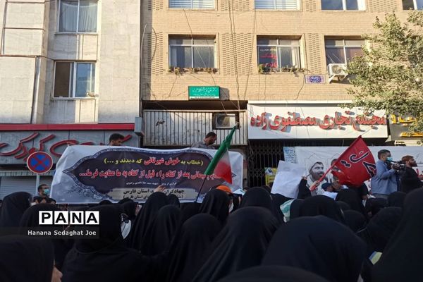 تجمع اعتراض‌آمیز در پاسخ اهانت به همسر و دختر شهید‌منصور خادم صادق در شیراز