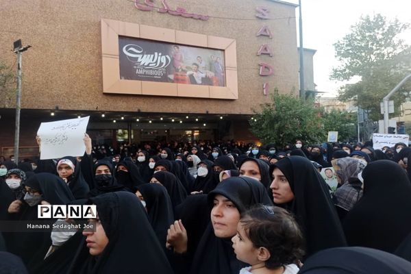 تجمع اعتراض‌آمیز در پاسخ اهانت به همسر و دختر شهید‌منصور خادم صادق در شیراز