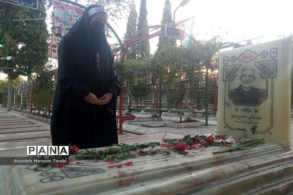 حضور دانش‌آموزان عضو سازمان دانش‌آموزی فارس بر مزار شهید خادم صادق