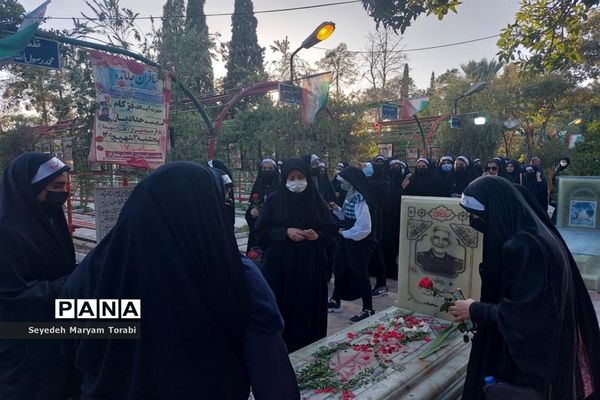 حضور دانش‌آموزان عضو سازمان دانش‌آموزی فارس بر مزار شهید خادم صادق