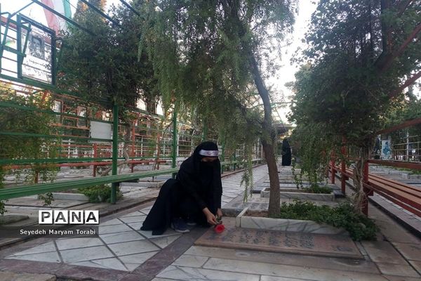 حضور دانش‌آموزان عضو سازمان دانش‌آموزی فارس بر مزار شهید خادم صادق