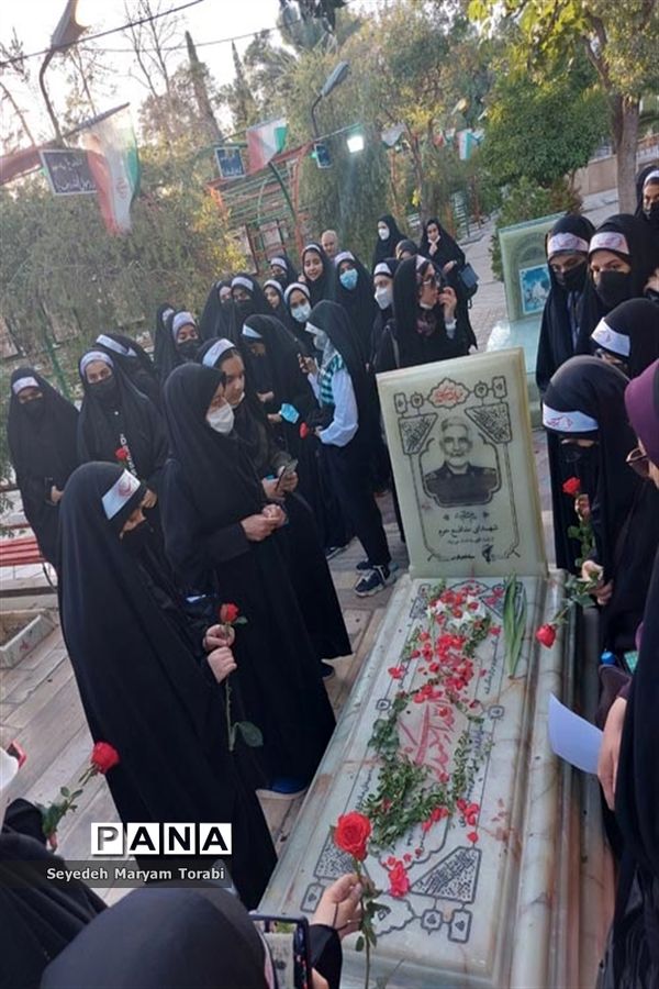 حضور دانش‌آموزان عضو سازمان دانش‌آموزی فارس بر مزار شهید خادم صادق