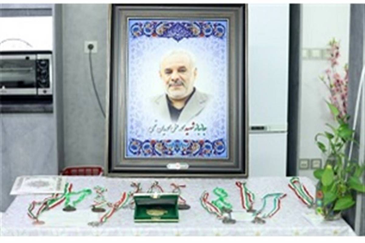 دیدار اعضای ستاد کنگره ملی شهدای قم با خانواده نخستین مدال آور پاراالمپیک ایران