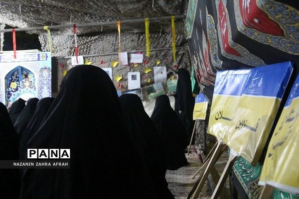 برپایی نماز جماعت در اردوی قطبی دانش‌آموزان -اردوگاه دماوند