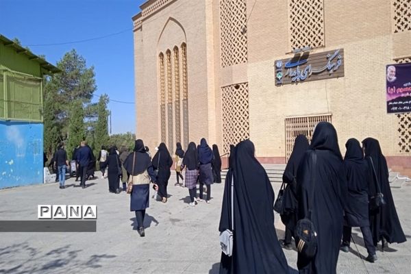 بازدید از گلستان شهدا با حضور دانش‌آموزان دختر عضو سازمان دانش‌آموزی شرکت‌کننده در اردوی قطبی