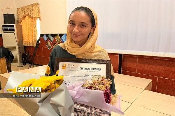 اهدا گواهی حضور در جشنواره جهانی نقاشی فرانسه به دانش‌آموزی از شهرستان سیمرغ