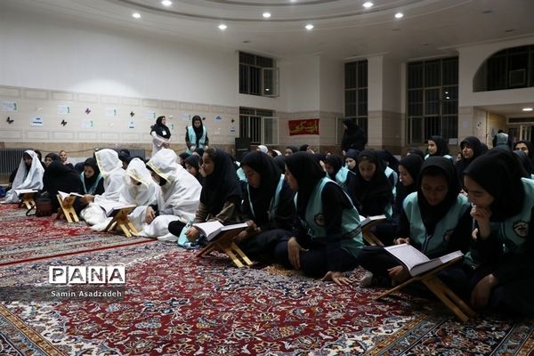 محفل انس با قرآن اعضای دختر سازمان دانش‌آموزی در اردوی قطبی آذربایجان غربی