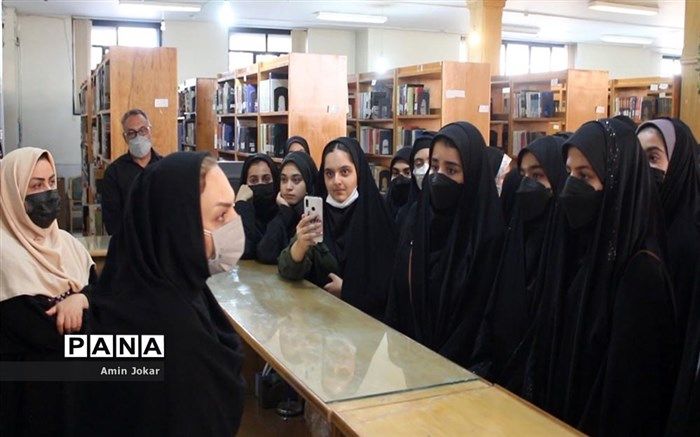 ‌بازدید دانش‌آموزان دختر عضو سازمان دانش‌آموزی فارس از کتابخانه دانش‌آموز شهر شیراز/ فیلم