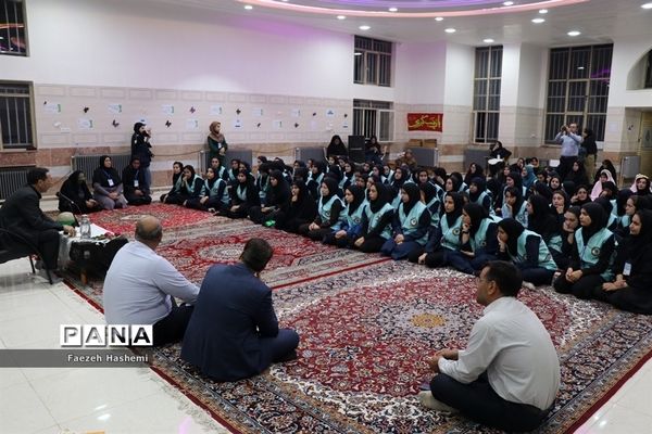 نشست جهاد تبیین اعضای دختر سازمان دانش‌آموزی در اردوی قطب 5 آذربایجان غربی