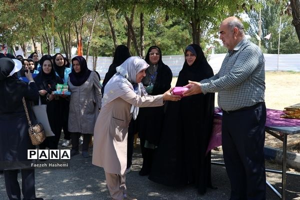 نشست جهاد تبیین اعضای دختر سازمان دانش‌آموزی در اردوی قطب 5 آذربایجان غربی