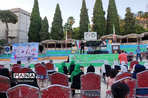 برگزاری همایش تامین دو هزار بسته  لوازم التحریر برای دانش‌آموزان سزاوار و بی سرپرست در شیراز
