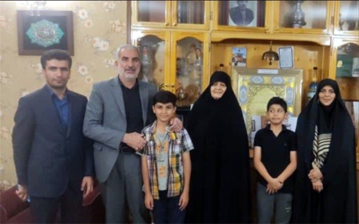 دیدار وزیر آموزش و پرورش با خانواده شهید دانش‌آموز سعید طوقانی