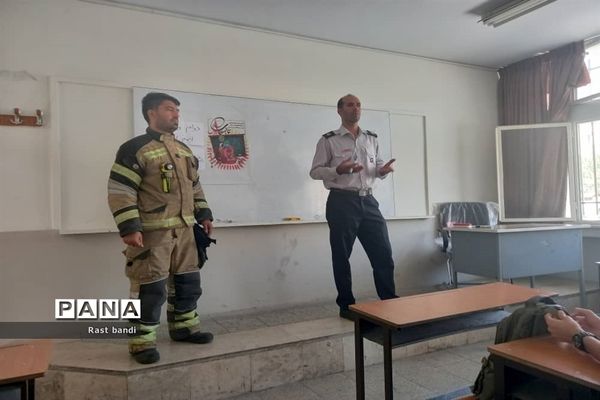 آموزش دوام و ایمنی آتش‌نشانی در دبیرستان فرهنگ منطقه ۱۳