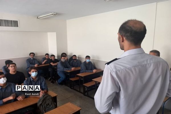 آموزش دوام و ایمنی آتش‌نشانی در دبیرستان فرهنگ منطقه ۱۳