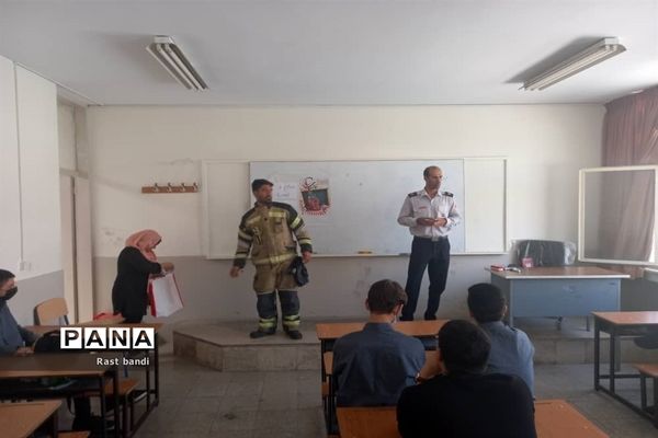 آموزش دوام و ایمنی آتش‌نشانی در دبیرستان فرهنگ منطقه ۱۳