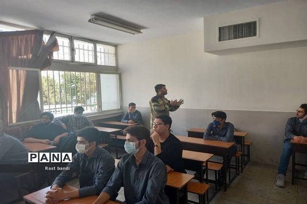 آموزش دوام و ایمنی آتش‌نشانی در دبیرستان فرهنگ منطقه ۱۳